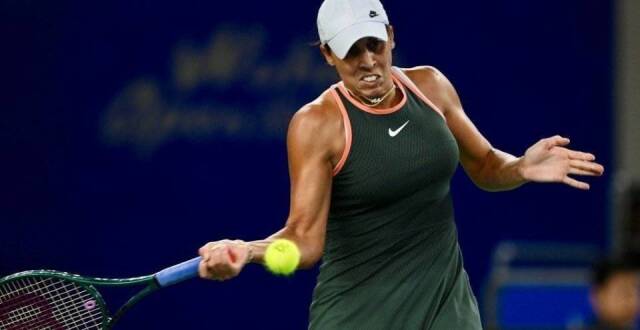 着无数目光 着无数目光